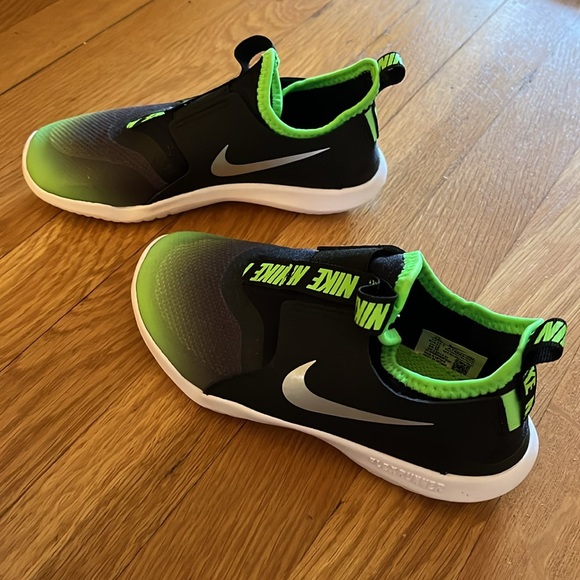 NIB Green and black Nike slip-on little kid size 13c - Picture 3 of 7